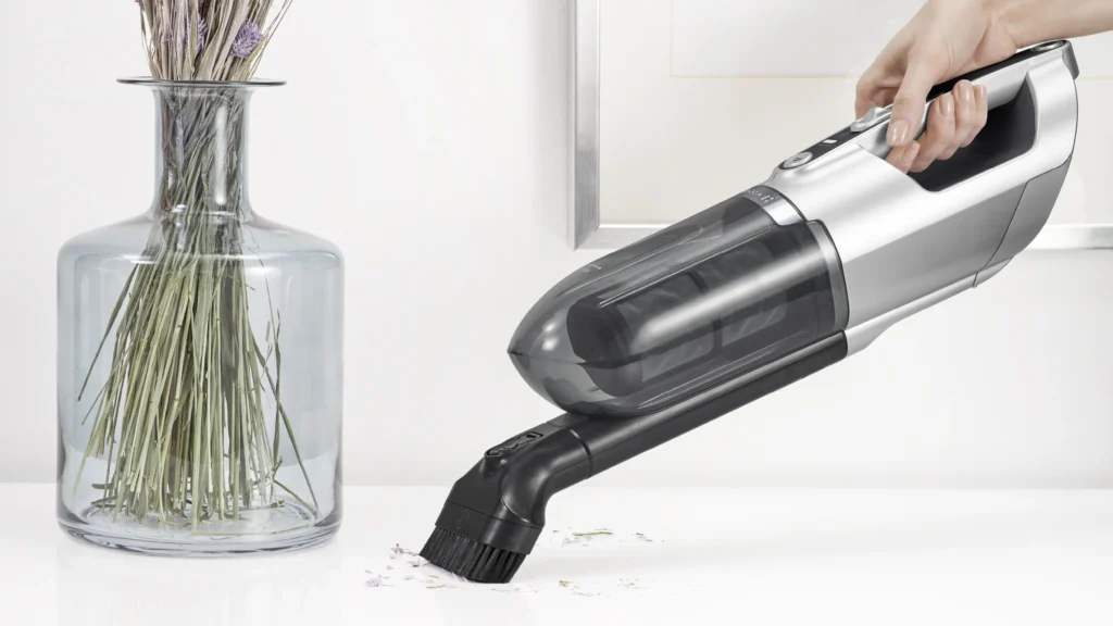 Bosch Flexxo BBH3P2801: abnehmbares Handgeraet mit Buerstenaufsatz