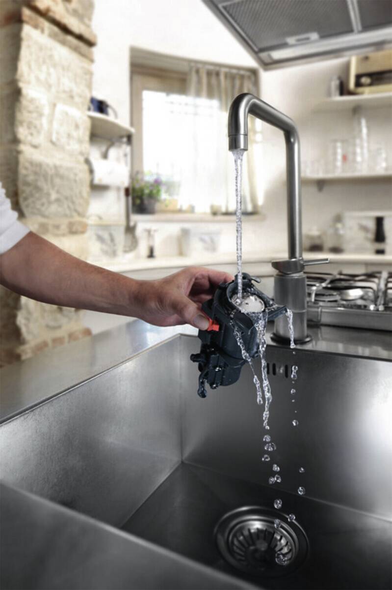De’Longhi ECAM320.70.TB: entnommene Brühgruppe reinigen